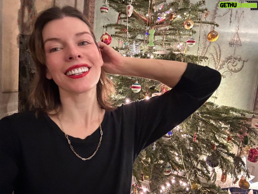 Milla Jovovich Instagram - Happy Holidays from our family to you all! We’re so lucky to be taking a winter break so the cast and crew of my new film IN THE LOST LANDS can see their families and just rest from the crazy schedule we’ve been keeping. They have worked so hard to make our movie as amazing as possible and I can’t tell you how much i see and appreciate their hard work. We’ll finish the movie after the new year, but till then, it’s family time and just enjoying some time off to appreciate our loved ones. I send you all so much love and I truly hope this New Year brings us all closer to everything we wish and pray for. Xo m❤️❤️❤️ p.s. thank you so much @loratelier for my gorgeous gold chain necklace!! It’s what I really wanted for my vanity on Christmas😂🙏