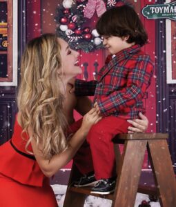 Sherlyn Instagram - Gratitud y mucho amor! 
Feliz navidad familia
📸 @pamelakaim_photography