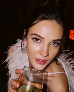 Alina Boz Instagram - about last night #YılbaşıGecesi 🪶🎄