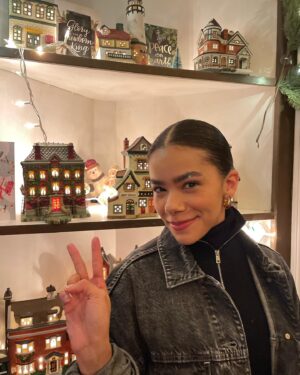 Antonia Gentry Instagram - late but happy holidays haha weee

📸: my mother