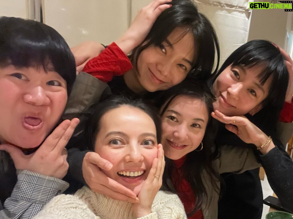 Asami Mizukawa Instagram - 何年か前の私達を再現した、年末の忘年会。
私達は年齢を重ねていくけど
カメラの画質は上がっていく
なんとも理不尽🤦🏻‍♀️

さぁて、カウントダウンこいこい！
まっさらな新しい気持ちで新年迎えるの気持ち〜！
たのしい時間の始まりじゃ♡