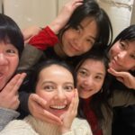 Asami Mizukawa Instagram - 何年か前の私達を再現した、年末の忘年会。
私達は年齢を重ねていくけど
カメラの画質は上がっていく
なんとも理不尽🤦🏻‍♀️

さぁて、カウントダウンこいこい！
まっさらな新しい気持ちで新年迎えるの気持ち〜！
たのしい時間の始まりじゃ♡