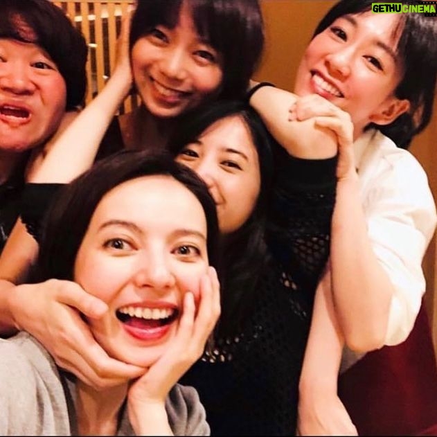 Asami Mizukawa Instagram - 何年か前の私達を再現した、年末の忘年会。
私達は年齢を重ねていくけど
カメラの画質は上がっていく
なんとも理不尽🤦🏻‍♀️

さぁて、カウントダウンこいこい！
まっさらな新しい気持ちで新年迎えるの気持ち〜！
たのしい時間の始まりじゃ♡