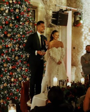 Stéphanie Durant Instagram - Une bonne année 2023 de notre part 💛 avec un peu de retard 🫶🏼

Nous avons fini l’année par notre mariage de Noël 🎄 Alors un petit album photos de ce jour ✨🫶🏼 après ça sera plus dans le thème 😭