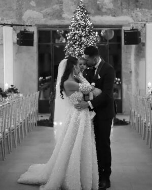 Stéphanie Durant Instagram - Une bonne année 2023 de notre part 💛 avec un peu de retard 🫶🏼

Nous avons fini l’année par notre mariage de Noël 🎄 Alors un petit album photos de ce jour ✨🫶🏼 après ça sera plus dans le thème 😭