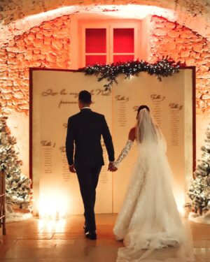 Stéphanie Durant Instagram - Une bonne année 2023 de notre part 💛 avec un peu de retard 🫶🏼

Nous avons fini l’année par notre mariage de Noël 🎄 Alors un petit album photos de ce jour ✨🫶🏼 après ça sera plus dans le thème 😭
