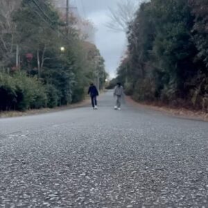 Asami Mizukawa Instagram - 実は私達、一生スケーターに憧れているのさ。
そしていよいよpenny部を結成🛹
ポーズだけは一丁前だけど、へっぴり腰ったらありゃしない。
わらけるわらける😂