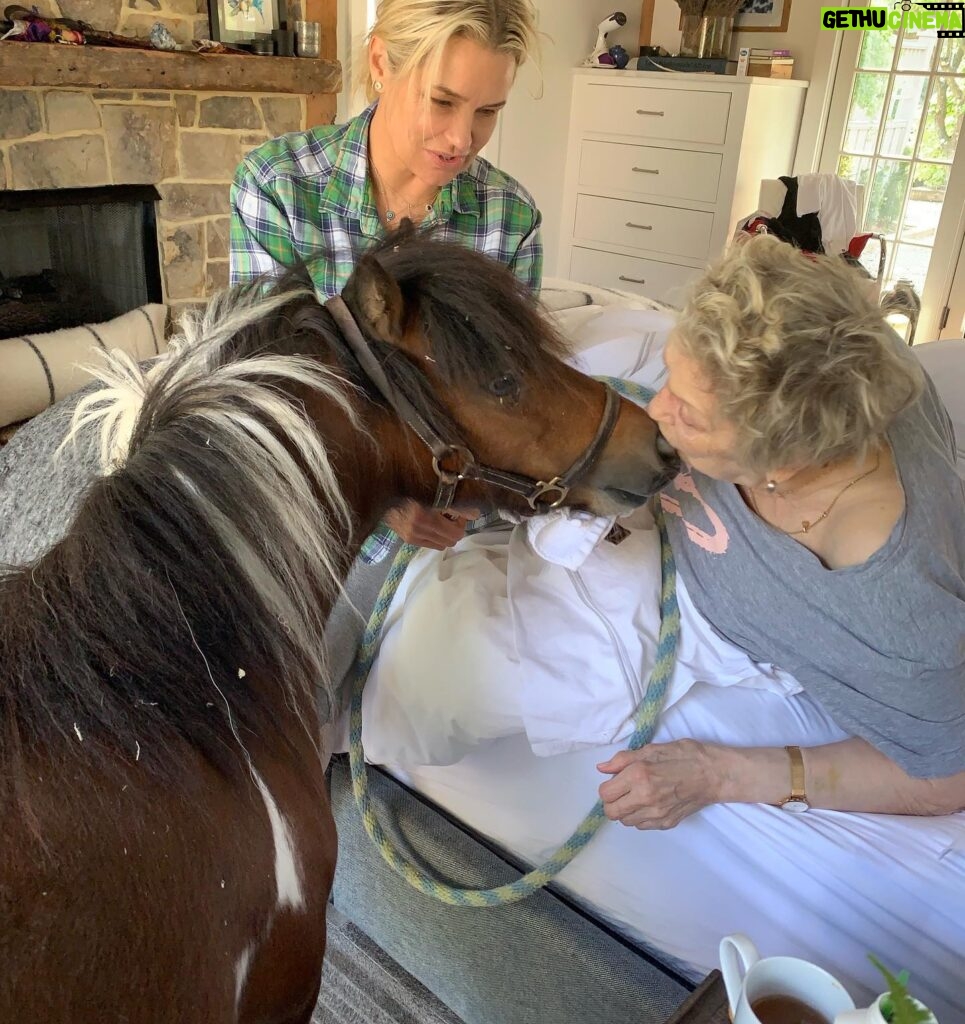 Yolanda Hadid Instagram - ❤️‍🔥 It’s been hard to go on without your presence in my life, 

I miss my barometer, my truthteller, my safespot and anchor of my being…

You are my heart and soul my beautiful mamma, i know your light is shining down on me from heaven.

I deeply honor you today, the day you brought me into the world, the day that will forever be ours.