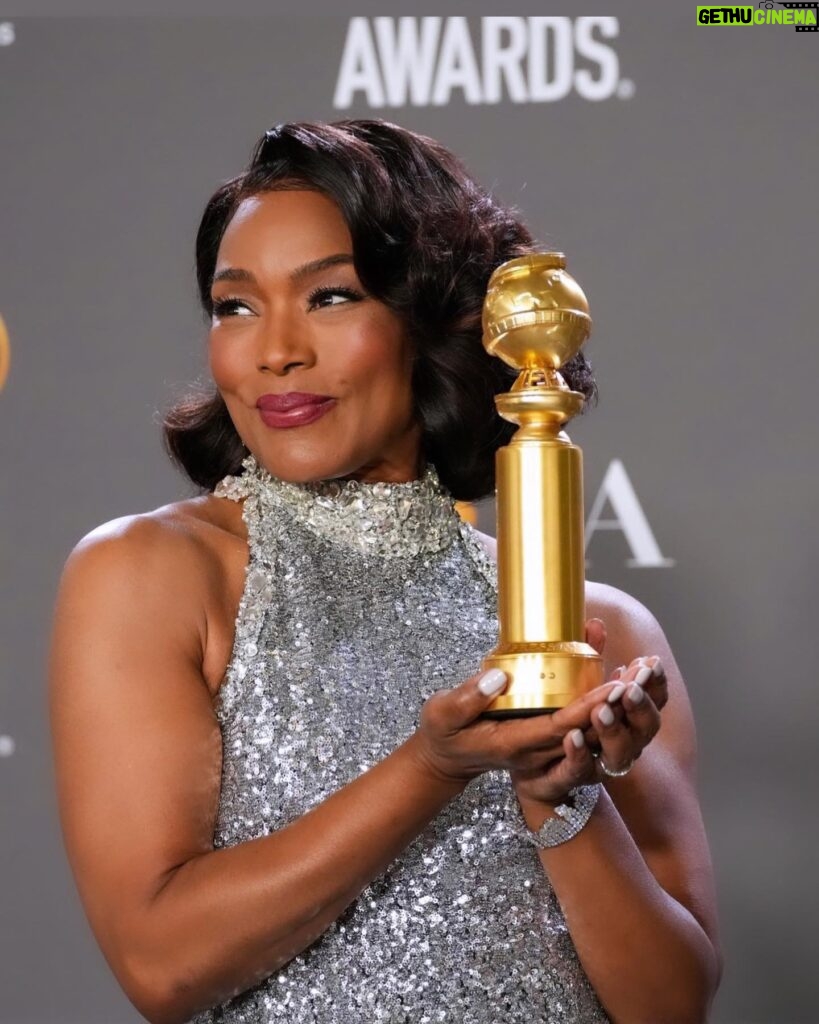 Angela Bassett Instagram - A night to remember ✨ #GoldenGlobes

Stylist: @jlynnstyle18 
Makeup/📸: @dandremichael 
Hair: @hairjunkierandy 
Trainer: @getfitbyrob
Dress: @pamellaroland 
Jewelry: @chopard 
Shoes: @sarahflint_nyc