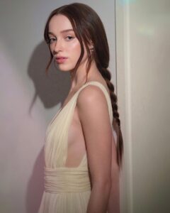 Phoebe Dynevor Instagram - Thank you @charlottetilbury and my wonderful team @barrikingartistry @peterluxhair @nicky_yates it takes an army ! and @criticschoice for having me present ❤️