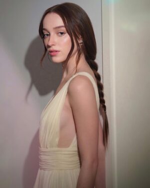 Phoebe Dynevor Instagram - Thank you @charlottetilbury and my wonderful team @barrikingartistry @peterluxhair @nicky_yates it takes an army ! and @criticschoice for having me present ❤️