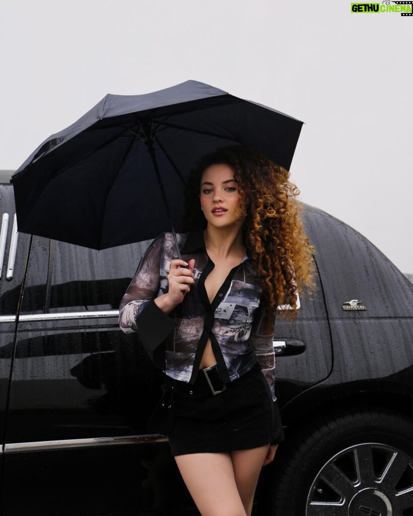 Sofie Dossi Instagram - you can stand under my umbrella ella ella☂️
.
.
.📸 @teddiehartphotography