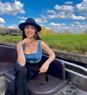 Cemre Baysel Instagram - Giethoorn 🪄

(📷 @serhatsenn 🌹)