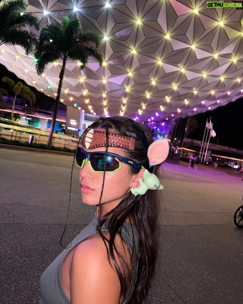 Isabela Merced Instagram - Turned into an avatar and had the time of my life 🥹 @disneyparks 
Favorite place? Pandora: The World of Avatar

#WaltDisneyWorld 🐭