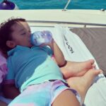 Sherlyn Instagram - El mar se mide por olas,
el cielo por alas,
nosotros por lágrimas.

El aire descansa en las hojas,
el agua en los ojos,
nosotros en nada.

Parece que sales y soles,
nosotros y nada...

JAIME SABINES