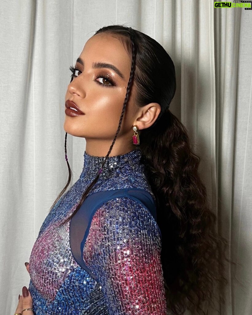 Isabela Merced Instagram - @armanibeauty & @versace disco look 🪩💜
@allanface 
@scottkinghair