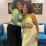 Chelsy García Instagram - Aunque estas palabras no me alcancen para expresar lo que siento por ti, pues el amor que te tengo supera la profundidad de este texto, quiero recordarte que tú eres lo más importante para mí…y Dios lo sabe.

Estoy tan orgullosa de ti como mujer, como ser humano, como madre, como artista…se me llena el pecho de orgullo con decir que soy tu hija. Mi modelo a seguir, mi heroína, mi lugar seguro, mi adoración…Vivo y respiro por ti; y solo le pido a Dios que te llene de salud para poder seguir disfrutándote, que me regale mucho tiempo para gastarlo juntas, y me de sabiduría para honrar tu legado. 

Me haces feliz con el mero hecho de existir, por eso no he de dudar si alguien me pregunta si soy rica, pues tú eres una joya preciosa, mi tesoro, madre.

Deseo que siempre seas feliz y que la vida te siga devolviendo en bendición todo el bien que haces, y te siga compensando por tu hermoso corazón.

TE AMO INFINITO. Feliz cumpleaños, Chiquita. ❤️