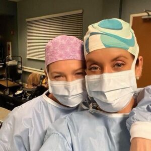 Kate Walsh Instagram - My buddy, my gal pal, my “sister wife” 😂…To know u is to love u @EllenPompeo, and reuniting for ur last season on @GreysABC has truly been the best fever dream. Happy trails my dear friend! ❤️😘🩺