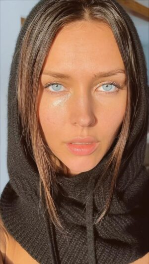Rachel Cook Instagram - Glitch ❄️ More? U know where to go 💙