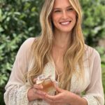 Bar Refaeli Instagram - Yesterday I celebrated Women's Day with Chloe Fragrances and Super Pharm. 

With my friends, my mother and many other empowering and strong women

May we always be there for each other!💘

#superpharmxchloe @super_pharm #ad