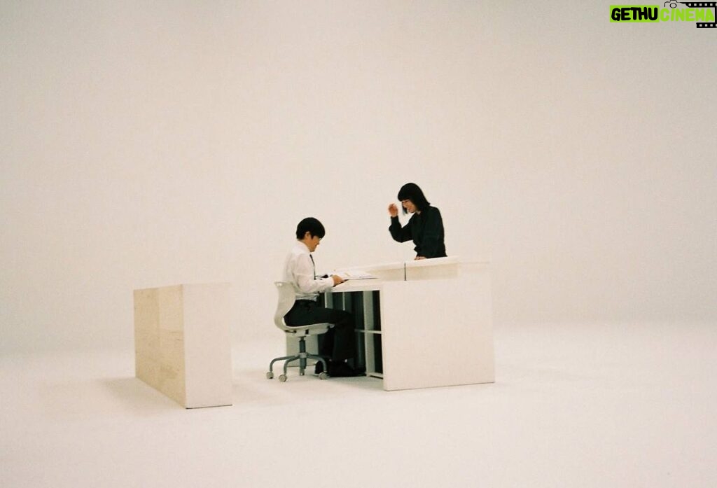 Asami Mizukawa Instagram - 久々に会って喋りまくってたら一瞬で撮影終わっちゃった受付シーン💁🏻‍♀️
#フィルム撮った現場写真
@mizukawa_asami_mg.film