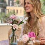 Bar Refaeli Instagram - Yesterday I celebrated Women's Day with Chloe Fragrances and Super Pharm. 

With my friends, my mother and many other empowering and strong women

May we always be there for each other!💘

#superpharmxchloe @super_pharm #ad