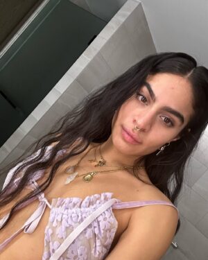 Jessie Reyez Instagram - 💜

Styled by @steph__major 
Make up by @youtube tutorial 
Hair by God 
Body by @gym, @stress and @colombian genetics