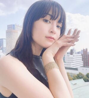 Suzu Hirose Instagram - 主演女優賞いただきました。今年も多くの映画人の勇敢な姿を見せていただけたこと、、まだまだ頑張れと言われているように思えて、身が引き締まりました。これからも愛をもって映画作りに参加したいと思います。そして文と亮くんと立てたことが何より嬉しい。おめでとう😇