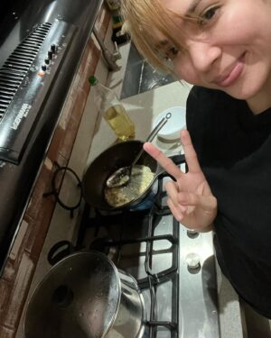 Julia Montes Instagram - Cooking is one of my love language… I’m not a chef but i’m passionate about food …
❤️👩‍🍳🥘 cooked my Hainanese Chicken and Japanese Beef Curry #yourjuliamontes