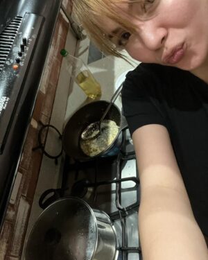 Julia Montes Instagram - Cooking is one of my love language… I’m not a chef but i’m passionate about food …
❤️👩‍🍳🥘 cooked my Hainanese Chicken and Japanese Beef Curry #yourjuliamontes