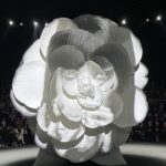 Nana Komatsu Instagram - CHANEL Fall-Winter 2023/24 collection
を観て下さった皆様ありがとうございました。
CHANELのcollectionに初めて行ったとき私は18歳。もうそんなに経ったのか…感慨深いな。誰でもなかった私を見つけてくれて、沢山の刺激的な経験を与えてくれているCHANELにとても感謝しています。

そして今回夢にも思わなかった事が一つ叶う事ができ、本当に素晴らしい経験をさせていただきました。
会場でも沢山の方々から「本当におめでとう」「かっこよかったよ」「素晴らしかった」「誇りだよ」って言ってもらえたこと、そんな嬉しすぎるお言葉をいただきました。
でもこれは1人では成し遂げられないからこそ、いつもサポートしてくれてる周りの人達があってこそだなと思いました。ちゃんとありがとうと伝えます！

今まで完成されたものを観ていたけど、
今回携わらせていただいてデザイナーのヴィルジニーを筆頭に彼女の周りのクリエイティブチームの方々とも会って話したり一緒にクリエイション出来たことが私は1番楽しく幸せな時間でした。
頼もしい仲間達がいて情熱と丁寧さとお互いのリスペクト精神、何よりつくる人達が本当に楽しそうにしてる所に心打たれました。
CHANEL familyに会うといつも
沢山の愛とエネルギーが貰える大切な存在です。

改めてファッションが大好きで良かったって心から思えた。きっとこの先も私を救ってくれていつもワクワクさせてくれるもの。その好きが伝わってくれたんだ！

ファッションは私にとって
やっぱり特別なもので永遠です。

素晴らしいチャンスをくれて
ありがとうございます。絶対に忘れません。
Thank you CHANEL family🌹