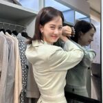 Song Ji-hyo Instagram - 삼성 비스포크 라이프에 다녀왔습니다아💚

가전제품을 잘 선택하는 것만으로도 
지구환경에 도움을 보탤 수 있고..👍🏻👍🏻
똑똑해진 AI가전들이 나한테 맞춰서 알아서 척척‼️
에너지도 절약해주고👍🏻 
즐겁고 의미있는 시간을 보내고 왔어요💚💚

#비스포크라이프 #BESPOKELIFE #삼성비스포크 #가전을나답게 #EverydaySustainability #AD