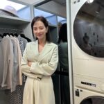 Song Ji-hyo Instagram - 삼성 비스포크 라이프에 다녀왔습니다아💚

가전제품을 잘 선택하는 것만으로도 
지구환경에 도움을 보탤 수 있고..👍🏻👍🏻
똑똑해진 AI가전들이 나한테 맞춰서 알아서 척척‼️
에너지도 절약해주고👍🏻 
즐겁고 의미있는 시간을 보내고 왔어요💚💚

#비스포크라이프 #BESPOKELIFE #삼성비스포크 #가전을나답게 #EverydaySustainability #AD