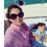 Sherlyn Instagram - El mar se mide por olas,
el cielo por alas,
nosotros por lágrimas.

El aire descansa en las hojas,
el agua en los ojos,
nosotros en nada.

Parece que sales y soles,
nosotros y nada...

JAIME SABINES