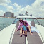 Sherlyn Instagram - El mar se mide por olas,
el cielo por alas,
nosotros por lágrimas.

El aire descansa en las hojas,
el agua en los ojos,
nosotros en nada.

Parece que sales y soles,
nosotros y nada...

JAIME SABINES