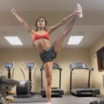 Jessie Reyez Instagram - Honestly this message ain’t for everyone 
Everyone’s not supposed to win 
That’s not how life works 
But if it hits YOU
Maybe you are supposed to
I hope you get tf up and dominate the day 
🖤

Also lol @ me stretching half way thru and being shocked I can still get my leg up 💀
 
Also lollll @ my hamstring spasm 🫠🫠