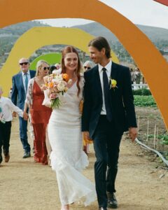 Bonnie Wright Instagram - Harry Potter actress Bonnie Wright's wedding was a celebration of love, community, and sustainability. 🌍💐

