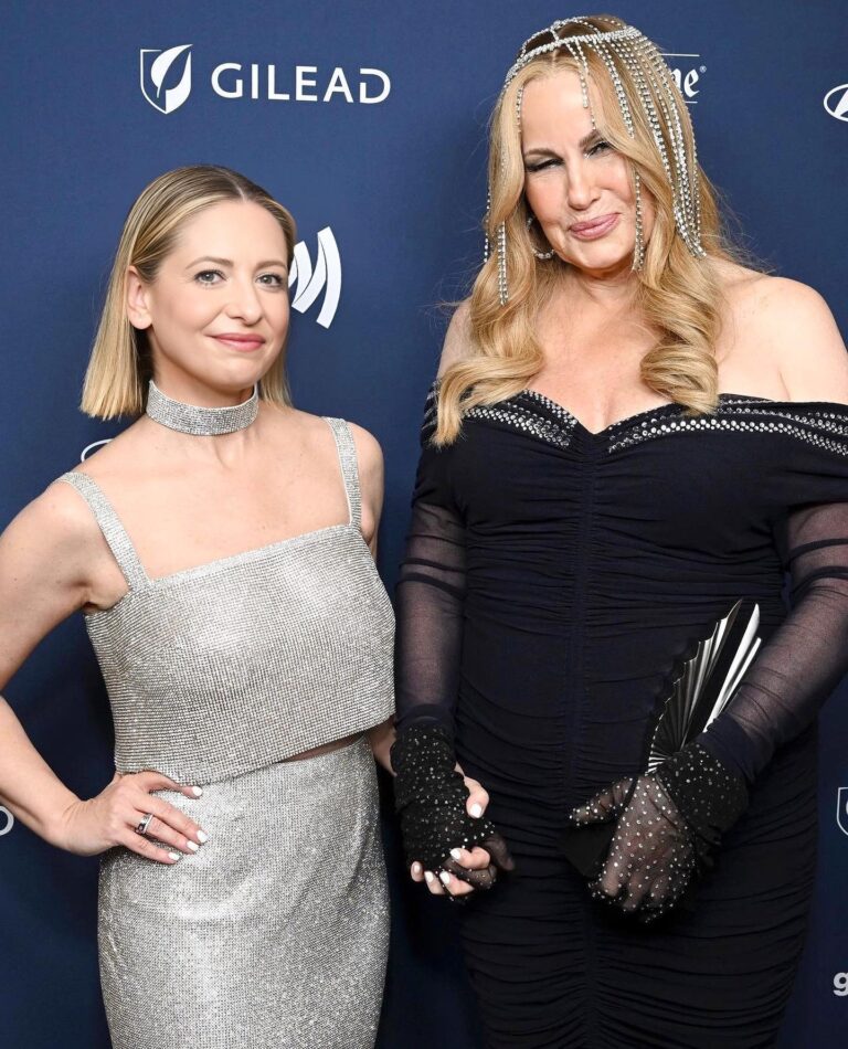 Sarah Michelle Gellar Instagram - Last night with the legendary queen @jennifercoolidge at the @glaad media awards. We have so much in common…. We both love soup