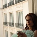 Karla Souza Instagram - “Lo más bonito que me toca de ser mujer, es poder cambiar la narrativa que tenemos como mujeres y usarlo como arma para cambiar la perspectiva y luchar por un mundo equitativo donde todos salimos ganando porque se nos da el lugar que merecemos como mujeres”.

Karla Souza nos enseña en esta entrevista, la fuerza de ser mujer y disfrutar de todos los momentos que la han marcado, estar a la par con el mundo y reconocer que la vie est belle.
.
.
Video: Miquel Cabello
.
.
.
#LBeauteMX #KarlaSouza #MexicanActress #Lancome #LaVieEstBelle #LaJoieDeVivre #Actress #Actriz #LaCaida #Paris #France #beauty #perfume #mujer #FashionMagazine #DigitalCover