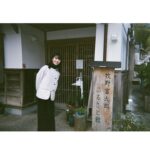 Minami Hamabe Instagram – こんばんは🐆
あっという間に春が来て4月が始まりましたね
数々のお別れを越え
新たなスタートが賑わう4月🐆
といえば。

連続テレビ小説『らんまん』
明日4月3日(月)からいよいよ始まります!🐆🐆🐆🐆 
日本の植物学者・牧野富太郎博士をモデルに、神木隆之介さんが草花をこよなく愛する主人公（万太郎）を演じられる、愛がいっぱい詰まった物語です🐆

初週は万太郎さんが子供の頃のお話です🐆
『約束のネバーランド』でフィルとしてご一緒した森優理斗くんが元気いっぱい愛らしさいっぱいで演じていて、心をあっという間に鷲掴みされてしまいました🐆

心を晴れやかに明るく照らしてくれるドラマになっているなと思い、私も「らんまん」と共にこれから迎える朝が楽しみです🐆
明日から皆さんとおはようしたいですね🐆

写真はロケ撮影で出会ったピンクの椿🐆
神木さんと撮らせていただいた写真はまだ現像に至っておらず…第2週以降にあげますね🐆

では！明日はちゃんと起きなきゃだから!おやすみなさい!!