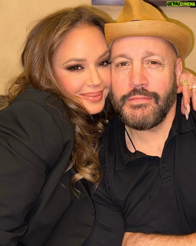 Leah Remini Instagram - Few things bring me as much joy as reuniting with one of my favorite people on this earth @kevinjamesofficial. 

Got to see him live last night!