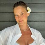Bar Refaeli Instagram - Shabbat shalom 🐚