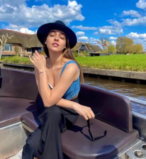 Cemre Baysel Instagram - Giethoorn 🪄

(📷 @serhatsenn 🌹)
