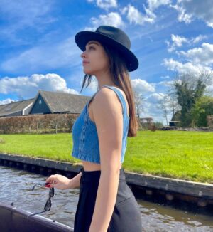 Cemre Baysel Instagram - Giethoorn 🪄

(📷 @serhatsenn 🌹)