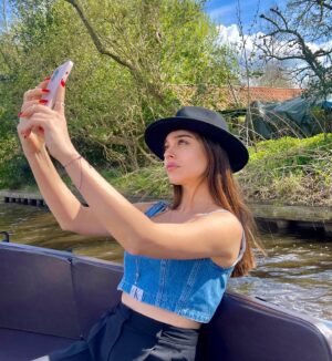 Cemre Baysel Instagram - Giethoorn 🪄

(📷 @serhatsenn 🌹)