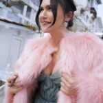 Şevval Sam Instagram - Taro’mun gözünden😍💕🌺
@taroemir @yasakelmafox #yasakelmaset 
#anneoğul #pink