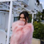 Şevval Sam Instagram - Taro’mun gözünden😍💕🌺
@taroemir @yasakelmafox #yasakelmaset 
#anneoğul #pink