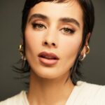 Esmeralda Pimentel Instagram - Spring-Summer trends alert! ✨ @esmepimentel asistió a la décima edición de los #PremiosPlatino con un look vanguardista de @congtriofficial, de la mano de joyas @bulgari y @suotstudios ✨

#PremiosPlatino2023 #10PLATINO

Créditos:
Maquillaje: @robertosiguero @lancomeofficial 
Vestido: @congtriofficial 
Joyas: @suotstudio @bulgari 
Fotografía: @juanjomolinaphotographer