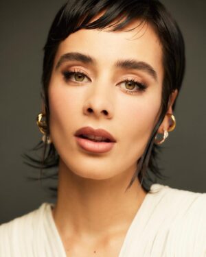 Esmeralda Pimentel Instagram - Spring-Summer trends alert! ✨ @esmepimentel asistió a la décima edición de los #PremiosPlatino con un look vanguardista de @congtriofficial, de la mano de joyas @bulgari y @suotstudios ✨

#PremiosPlatino2023 #10PLATINO

Créditos:
Maquillaje: @robertosiguero @lancomeofficial 
Vestido: @congtriofficial 
Joyas: @suotstudio @bulgari 
Fotografía: @juanjomolinaphotographer
