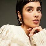 Esmeralda Pimentel Instagram - Spring-Summer trends alert! ✨ @esmepimentel asistió a la décima edición de los #PremiosPlatino con un look vanguardista de @congtriofficial, de la mano de joyas @bulgari y @suotstudios ✨

#PremiosPlatino2023 #10PLATINO

Créditos:
Maquillaje: @robertosiguero @lancomeofficial 
Vestido: @congtriofficial 
Joyas: @suotstudio @bulgari 
Fotografía: @juanjomolinaphotographer